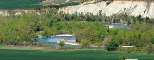 Tanto para el hombre como para la fauna en su conjunto, uno de los elementos más atractivos del paisaje es el agua. Las masas de agua y las comunidades de vegetación riparia que los circundan constituyen enclaves singulares dentro del paisaje, dotados de unas condiciones ecológicas particulares.