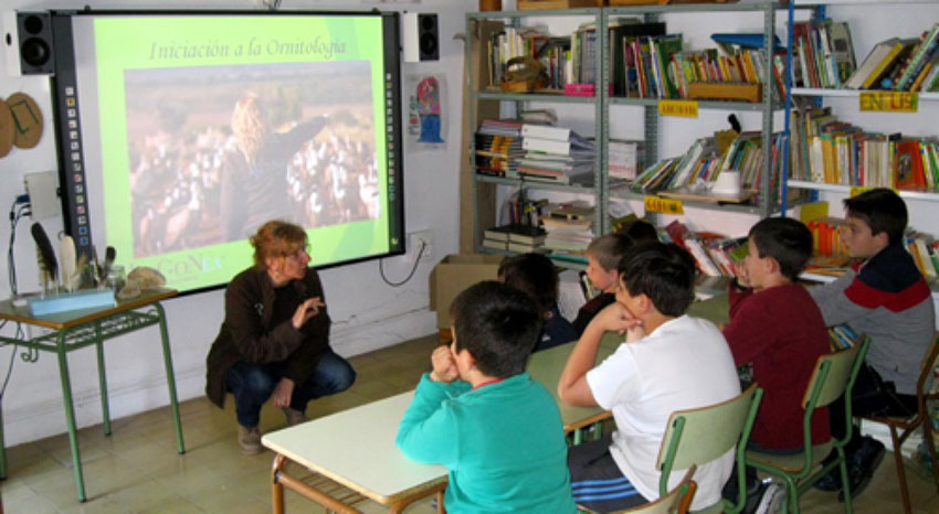 Los alumnos de educación infantil y primaria del CRA Río Aragón están participando en unas charlas-taller sobre iniciación a la Ornitología para escolares, organizadas por la Comarca de la Jacetania e impartidas por la empresa de servicios en Educación ambiental "Aragonea". Las charlas taller comenzaron en abril en Hecho y Jasa. En el mes de mayo llegaron a Berdún, Salvatierra y Santa Cilia.
